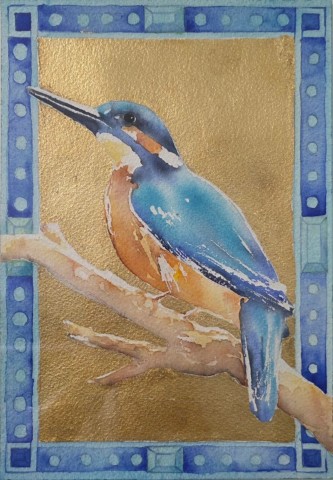 Aquarellbild eines Eisvogels in Blau und Orange mit goldenem Hintergrund und türkisfarbener Schmuckbordüre